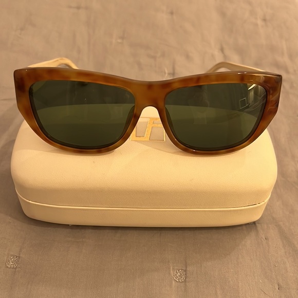 🔥HP🔥LINDA FARROWxTHE ROW. Light tortoise frames+leather wrapped earpieces. - Picture 3 of 15